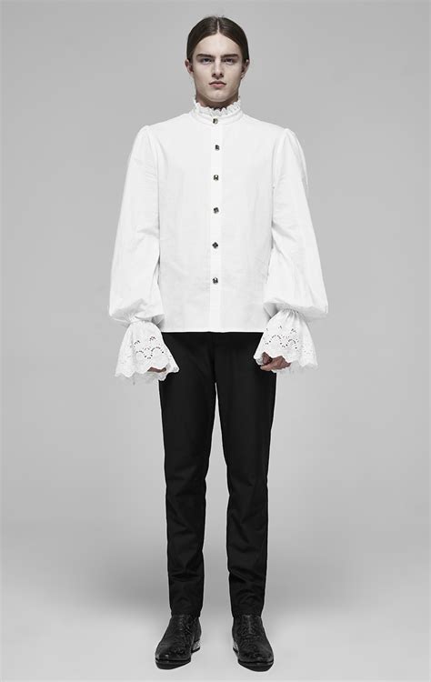 Avec sa large gamme de couleurs et son col haut à deux boutons, cette chemise cintrée homme peut s'adapter à. Chemise blanche à col haut, dentelle et manches bouffantes ...