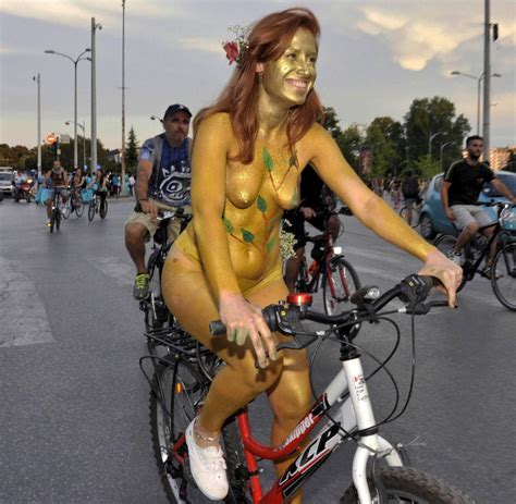 Nudismus Nacktradeln Rund Um Den Globus Bilder Fotos Welt