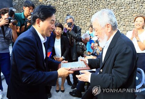 Weitere wichtige hinweise 숙소가 자리잡고 있는 저지 예술인 마을에는 제주 현대 미술관, 김창열 도립 미술관등이 있고 작고 조용한 카페,소품샵들이 있습니다.마을을 산책하며 여유를 느끼실 수 있습니다. '물방울 화가' 김창열 미술관 제주도에 문 열어 | 연합뉴스