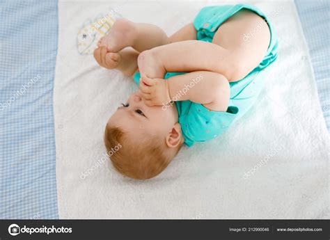 B B Mignon Prenant Les Pieds Dans La Bouche Adorable Petite Fille Sucer Pied Image Libre De