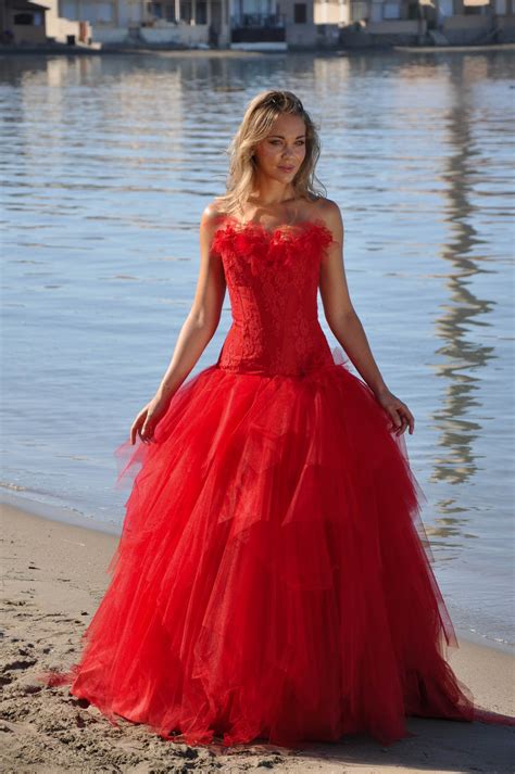 Mariage rouge mariage de reve blog mariage robe de rêve robe princesse robe dentelle idées de mariage mariage princier la mariee en colere. Robe mariee rouge - Robes de soirée élégantes 2019