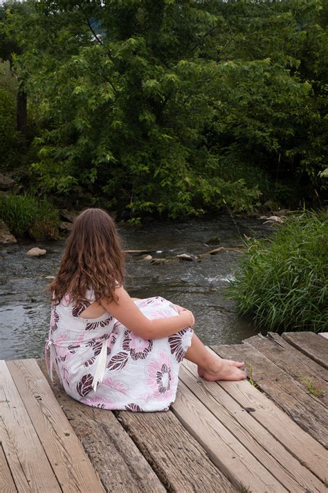 無料画像 水 自然 草 クリーク 女の子 女性 ブリッジ 花 単独で 夏 休暇 孤独 脚 農村 モデル 若い 春 緑 リラックス 座っている