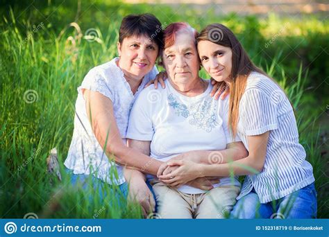 Tres Generaciones De Mujeres La Abuela Madre Y La Hija Un Retrato De