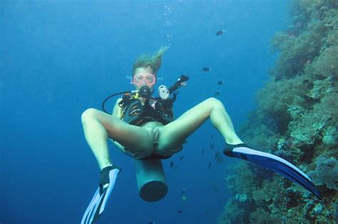 Фото голой девушки с аквалангом и ластами в море под водой