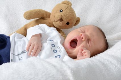Von nähe und geborgenheit und dem märchen vom schlafen lernen du liebst dein kind und jeder tag ist ein abenteuer. Ab wann schlafen Baby's durch?