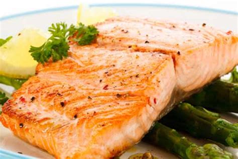 Los mejores pescados para cocinar a la parrilla son los enteros o los cortados en rodajas más bien gruesas, si son muy finos, se suelen romper o deshacer durante la cocción. Cómo cocinar salmón