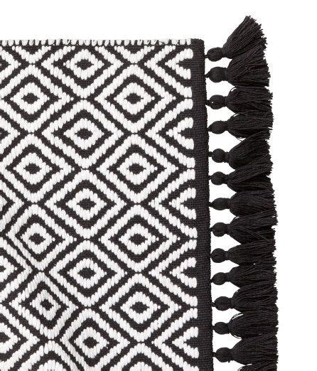 When looking for a bathroom rug—or any rug that has to hold up in the bathroom—there are a few things to keep in mind. Jacquard-weave Bath Mat | Black/white patterned | Home | H ...