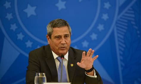 Braga netto testa positivo para o novo coronavírus. Bolsonaro defende protocolo diferente para covid-19, diz ...