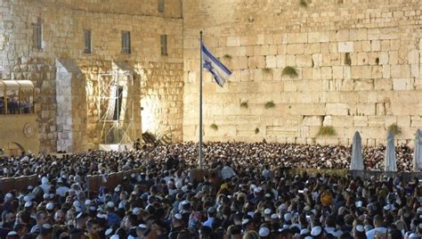 הבוקר (שישי) ראש חודש תמוז הגיעו לרחבת הכותל המערבי קבוצה קטנה של נשות הכותל ומולן באו למחות קבוצה קטנה של חרדים לדבר ה' שביקשו למנוע את כניסתן, והרוחות במקום התלהטו. אולם התפילה בכותל המערבי יוגבל ל-100 מתפללים - כיפה