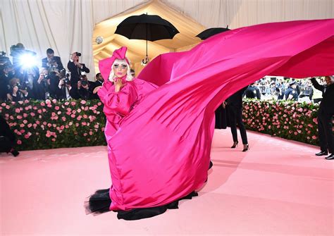 Lady gaga performs at the met gala 2019 carpet changing through several outfits and wowing the crowd in a spectacular show. FOTOS HQ: Lady Gaga en la alfombra rosa de la Met Gala ...