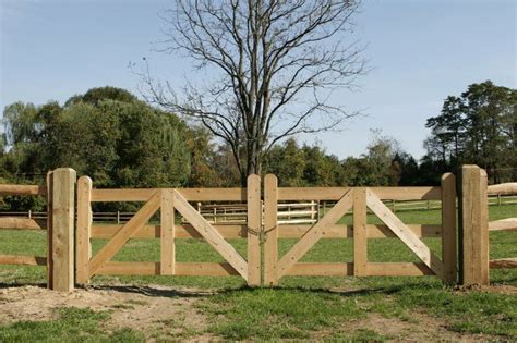 Country Style Fences And Gates - Modern Farmhouse Privacy Fence