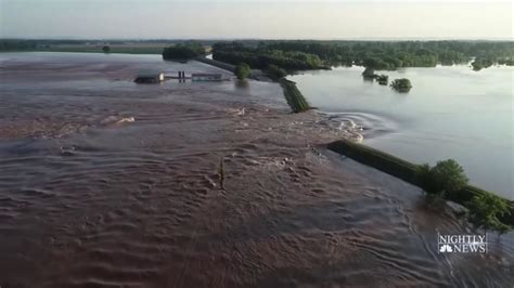 Levee Breach In Arkansas Prompts Evacuation