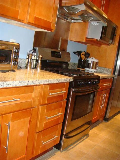 Another lesson that was invaluable was which colors work best with maple or oak kitchen cabinets. RTA Cabinet Broker - 1R Honey Maple Shaker 908 Kitchen Cabinets