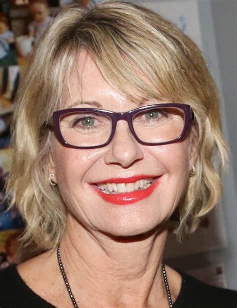 14 Best Hairstyles For Women Over 50 With Glasses