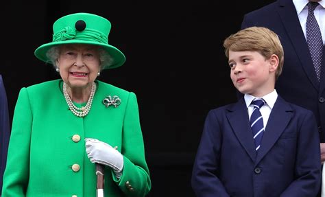 Body Language Expert Analyzes Last Photo Of Queen Elizabeth Ii With