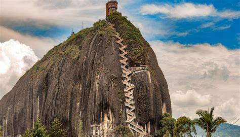 El peñón de guatapé), is a landmark inselberg in colombia. El Peñón de Guatapé: la scala che porta al cielo | SiViaggia