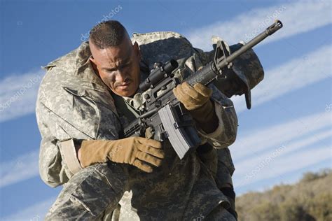 Us Army Soldier Carrying Wounded Colleague — Stock Photo
