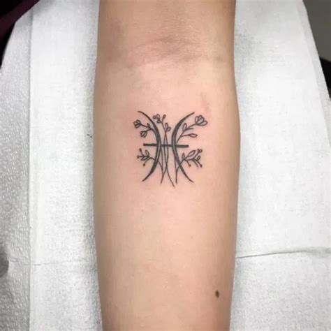 Celebrate Your Healing Powers With A Pisces Tattoo Design Tatoeage Idee N Tatoeage Onderarm