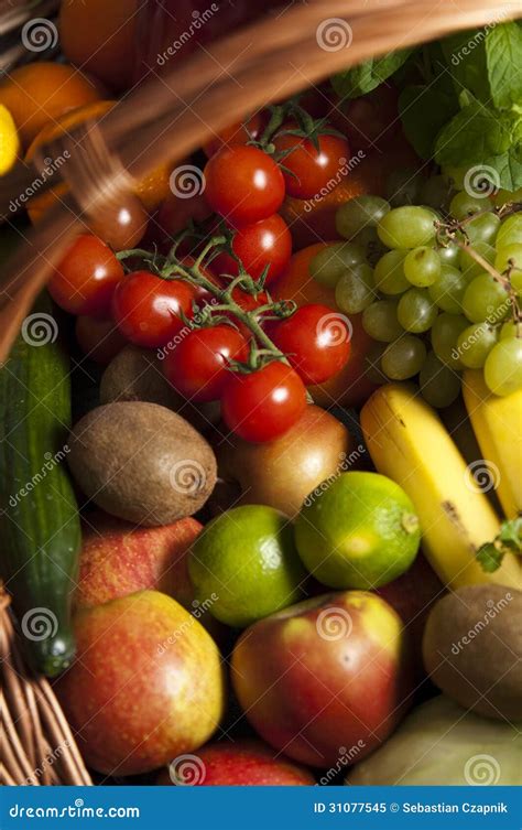 Canestro Di Vimini Con Frutta E Le Verdure Immagine Stock Immagine Di
