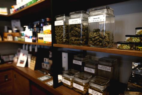 4 Tips for Training Cannabis Dispensary Staff - MJ Hybrid Solutions