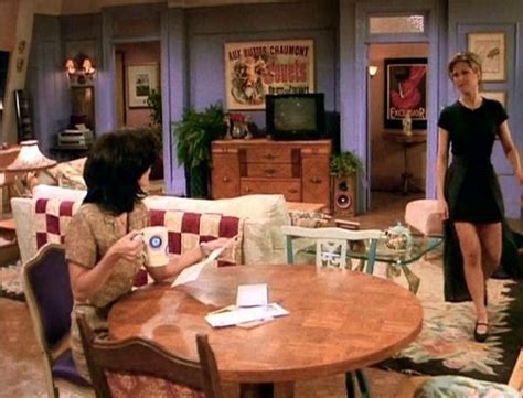 Living room friends monica apartment. 25 Things You Didn't Know About the Sets on "Friends ...