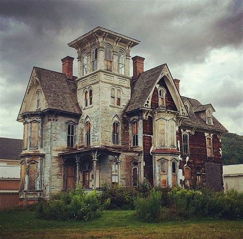 Abandoned Victorian Imagine What It Looked Like Before It Got So Run