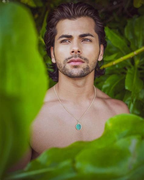 Siddharth Nigam Flaunts Abtastic Chiseled Physique Gets Super Like