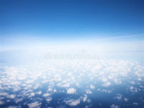 Cielo Azul Con El Papel Pintado De Las Nubes Foto De Archivo Imagen