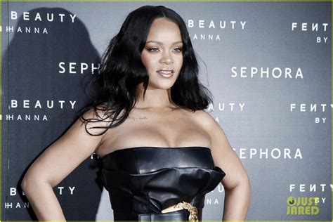 Photo Rihanna Plays With Niece Majesty At Makeup Launch 15 Photo
