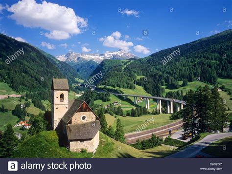 Die italienische nachrichtenagentur ansa berichtete, dass auf einem parkplatz nördlich der grenze verkehrskontrollen durchgeführt werden. Brennerpass, Österreich Stockfoto, Bild: 62295463 - Alamy