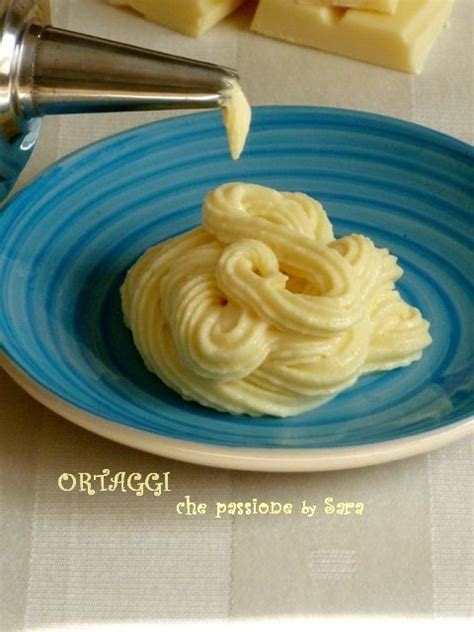 La ganache al cioccolato bianco è molto utilizzata nel cake design per copertura e per stuccare le torte decorate, al posto della crema al burro, prima di rivestirle di pasta di zucchero. Crema ganache al cioccolato bianco | Ortaggi che passione ...