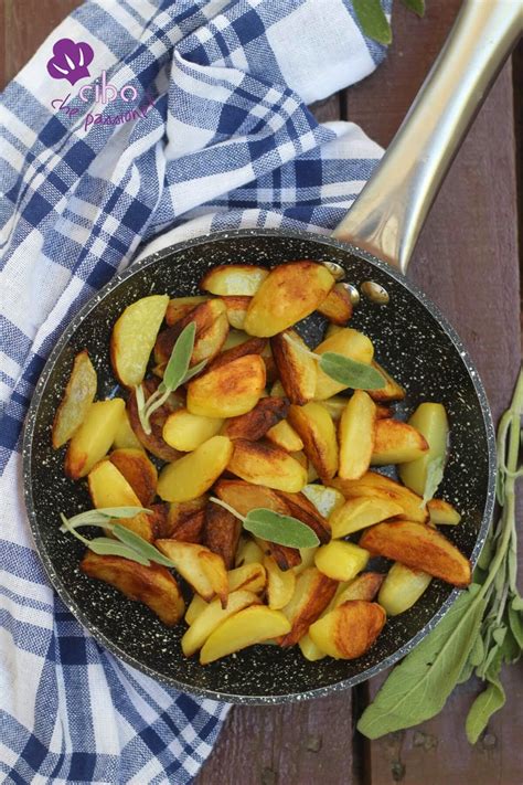 700 g di patate 2 cucchiai di erba cipollina fresca, tritata 60 g di burro fuso sale pepe. Patate croccanti in padella, ricetta classica e veloce ...