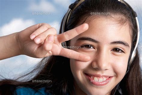 Girl Making Peace Sign With Hand 11018022566 ｜ 写真素材・ストックフォト・画像・イラスト素材