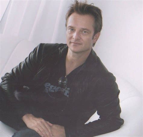 D'un naturel plutôt discret, il est surtout connu pour sa relation amoureuse avec laura smet, la fille de johnny hallyday. Épinglé par NUNZIA D ANIELLO sur david hallyday | David ...
