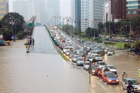 Diskon besar untuk hotel & akomodasi di kuala lumpur, malaysia. Pic Banjir Kilat di Kuala Lumpur - Jalan Tun Razak