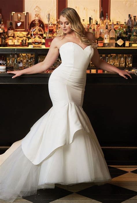 35 Impressive Wedding Dresses Ideas That Are Perfect For Curvy Brides
