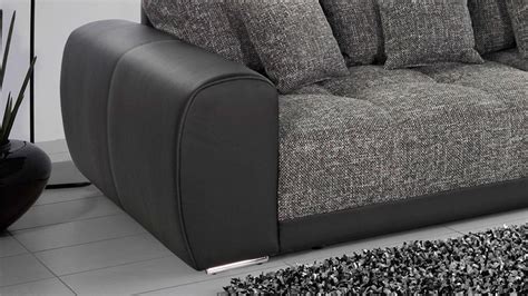 Ganz in elegantem schwarz gehalten setzt es. Big Sofa MOLDAU XXL Megasofa in schwarz grau mit Kissen