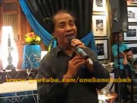 Pujaan tua muda kau ditaburi cahaya dan sinar kekaguman dan riuhnya tepukan dan riuhnya tepukan. Dahlan Zainuddin ~ Kisah Seorang Biduan - YouTube