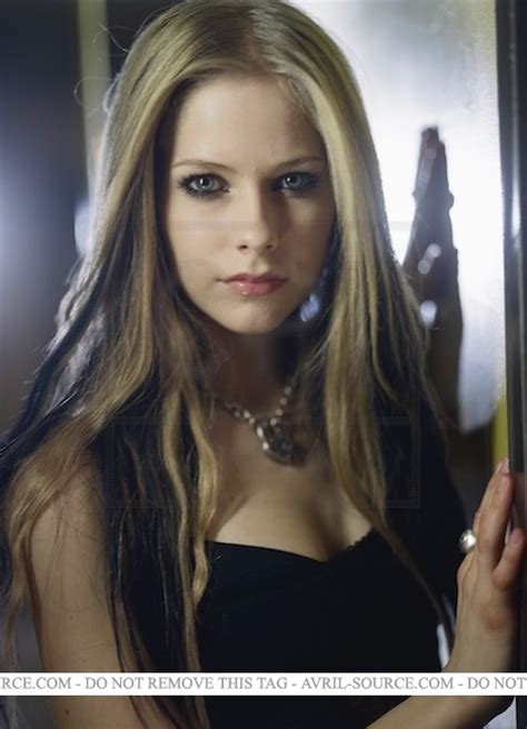 Avril and her siblings are both canadian and french citizens from birth, as france applies the right of. Fashion Rocks 2004 - Avril Lavigne Photo (19084440) - Fanpop