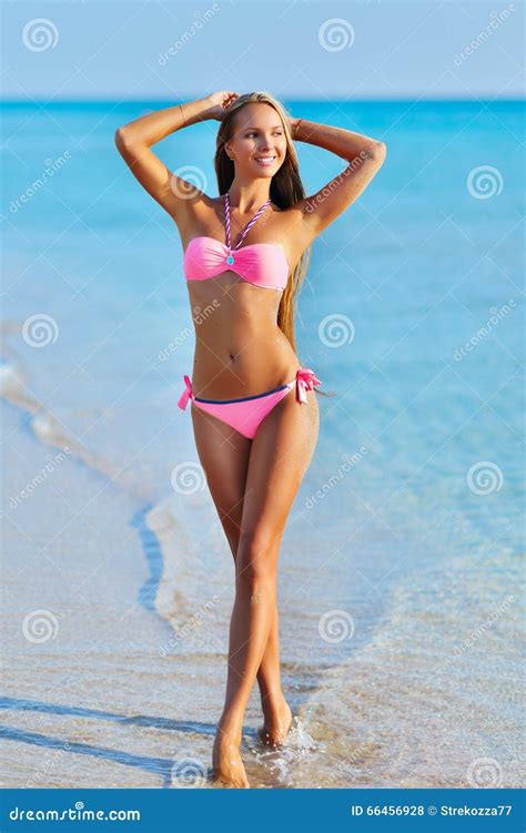Sch Nheit Im Sexy Bikini Der Auf Sommerstrand Sich Entspannt Stockfoto Bild Von Luxus Schick