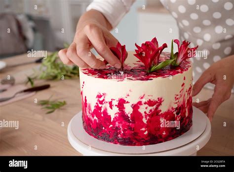 T Ng Decorating Red Velvet Cake V Th M S C M U Cho Chi C