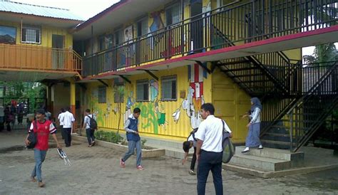 Selamat datang di sekolah berbudaya lingkungan smp negeri 2 depok…, sebuah spanduk selamat datang tergantung di atas pintu gerbang sekolah segera terlihat dengan jelas. Penggusuran Sekolah Master di Depok Ditunda | ♔Ferd