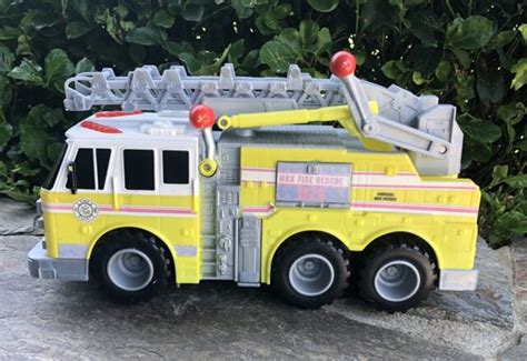 2008 Mattel Matchbox Firetruck Emergency Vehicle Ladder Truck 13