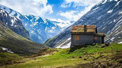 Hot water is provided by a point of use water heater. 15 Incredible Self-Sustaining Homes For Your Homesteading ...