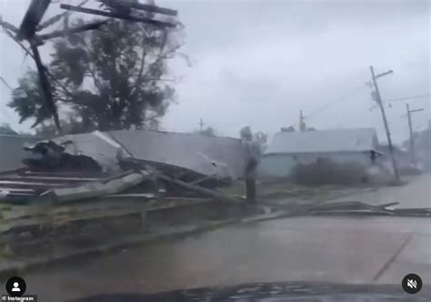 Hurricane Idas 150mph Winds Tear Roofs Off Buildings Make Mississippi River Flow Backwards
