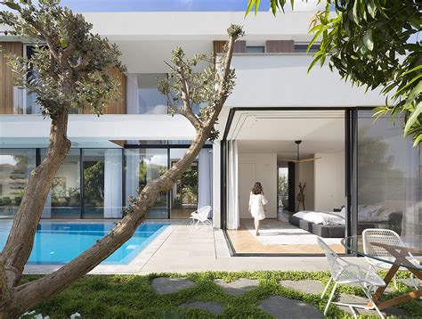 L shaped home interior design. Modern Family Home In Israel Seamlessly Connects With The ...
