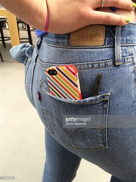 Iphone In Back Pocket Of Girls Jeans Girls Jeans Jean Pockets Girl