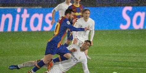 يتفوق فينيسيوس على دي بروين ومبابي وجورجينيو. ريال مدريد يسقط برشلونة 2-1 ويتصدر مؤقتا