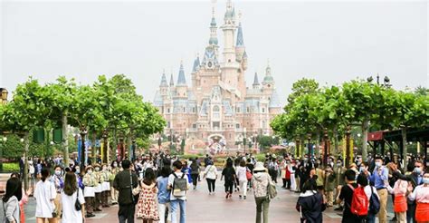 Ribuan Pengunjung Padati Shanghai Disneyland Asiatodayid