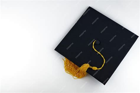 Черная выпускная шапка на белом фоне копией пространства академическая